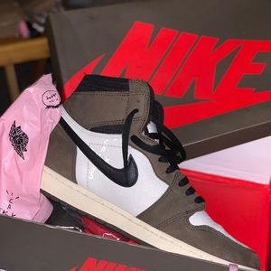 Travis Scott Jordan 1s 8.5/10